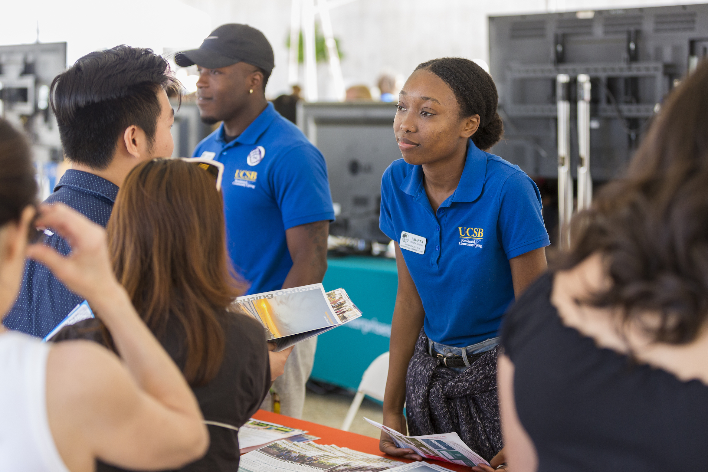 ucsb students consult staff